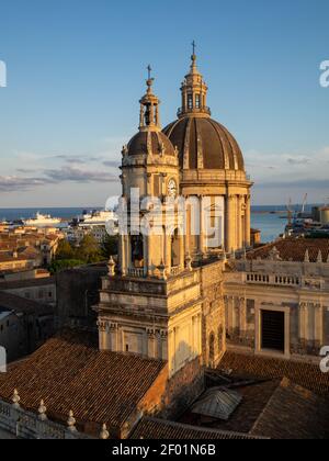 Catanias Kathedrale Kuppel und Turm über den Dächern der Stadt mit Der Port im Hintergrund Stockfoto