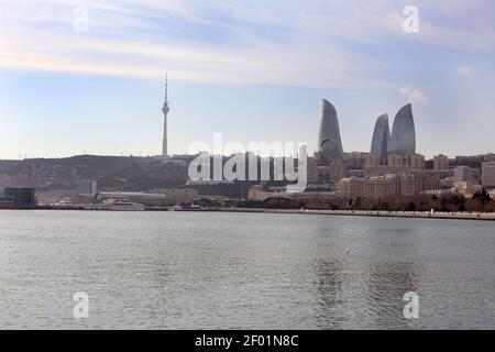 Baku mit den Flame Towers Wolkenkratzern, Fernsehturm und der Küste des Kaspischen Meeres. Blick vom Kaspischen Meer auf den Flame Towers Wolkenkratzer Stockfoto