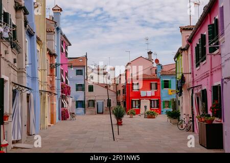 Kleine Ecke mit hellen bunten traditionellen venezianischen Häusern auf der Insel Burano - Venedig, Venetien, Italien - Scenic und Postkarte Perfect Beautiful View Stockfoto