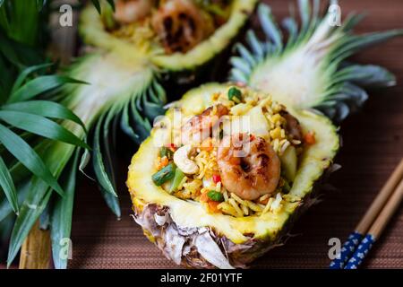 Thailändischer Reis mit Garnelen in der Ananas serviert Stockfoto