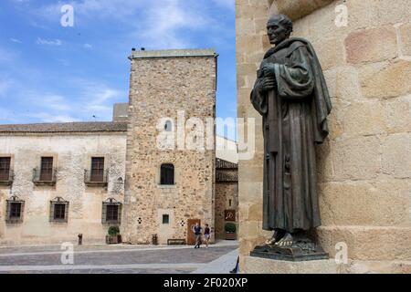 Caceres, Spanien. Statue von San Pedro de Alcantara (St. Peter) in der Altstadt von Monumental, ein Weltkulturerbe Stockfoto