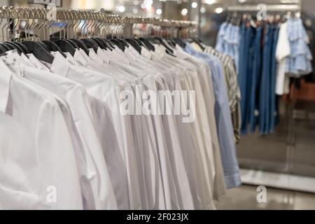 Nahaufnahme von Kleidung auf Kleiderbügel im Geschäft zum Verkauf Stockfoto