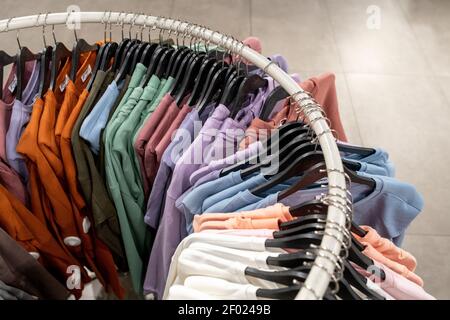 High-Angle-Ansicht der bunten Mode-Shirts hängen auf Rack Im Geschäft Stockfoto