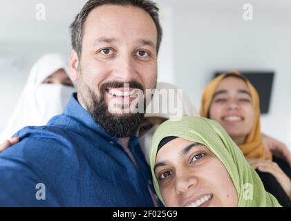 Muslimischer Mann mit 4 Ehefrauen Porträt, Qualität Foto Stockfoto