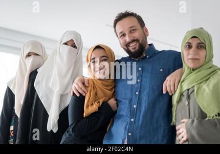 Muslimischer Mann mit 4 Ehefrauen Porträt, Qualität Foto Stockfoto