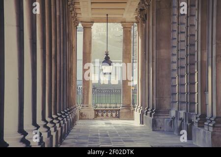 Kolonnade und große Laterne im Old Royal Naval College, UNESCO-Weltkulturerbe, University of Greenwcih, London, Großbritannien Stockfoto