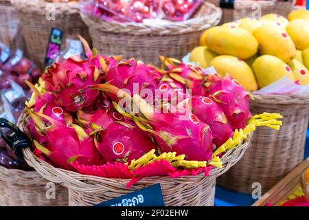 Obsttheken im Lebensmittelbereich des Supermarkts. Stockfoto