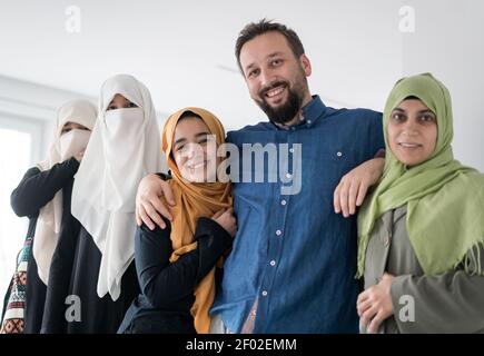 Muslimischer Mann mit 4 Ehefrauen Porträt, Qualität Foto Stockfoto