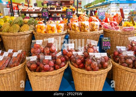 Obsttheken im Lebensmittelbereich des Supermarkts. Stockfoto