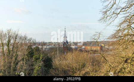 Der Uhrturm des Zählhauses auf dem alten Viehmarkt (Gemeinsamer Industriepark von Freemen). Industriegebäude, Fabriken, Dächer. Stockfoto