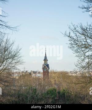 Der Uhrturm des Zählhauses auf dem alten Viehmarkt (Gemeinsamer Industriepark von Freemen). Industriegebäude, Fabriken, Dächer. Stockfoto