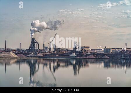 Great Lakes Frachter wird früh in einem Stahlwerk verladen Morgen Stockfoto