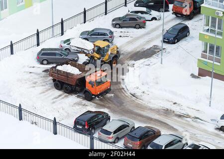 Nischni Nowgorod, Russland, Gagarin Avenue 101 k,1, 2021,03.03. Schneepflüge auf den Straßen und in den Höfen von Stockfoto