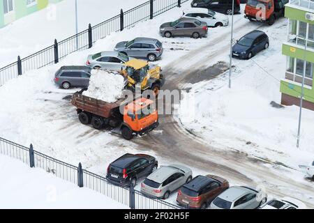 Nischni Nowgorod, Russland, Gagarin Avenue 101 k,1, 2021,03.03. Schneepflüge auf den Straßen und in den Höfen von Stockfoto