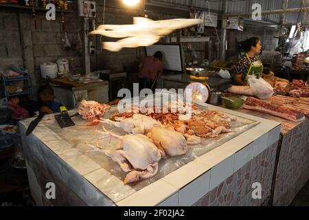 Street Food Markt in Asien. Fleischtheke im Freien. Vogelkadaver auf Eis in heißen Klimazonen. Stockfoto