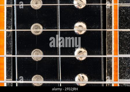 Eine abstrakte Makro Nahaufnahme Ansicht von Vintage Bridge Humbucker Pickups Und Saiten auf einer E-Gitarre - Fender Telecaster Modern Player Stockfoto