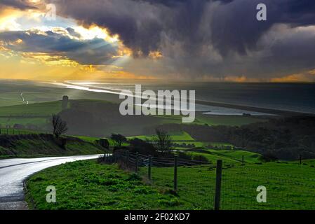 Blick auf St Catherine's Chapel und Chesil Beach, Abbotsbury, Dorset, England. Stockfoto