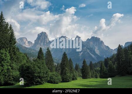 Ein schönes Bild von Parco Naturale Paneveggio Pale di San Martino, Italien , ein fesselndes Foto Stockfoto