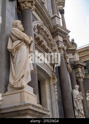 St. Birillus und St. Eupilus Statuen am Eingang von Kathedrale Von Catania Stockfoto