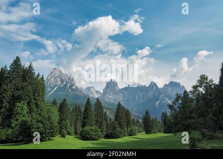 Ein schönes Bild von Parco Naturale Paneveggio Pale di San Martino, Italien , ein fesselndes Foto Stockfoto