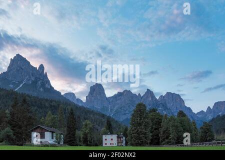 Ein schönes Bild von Parco Naturale Paneveggio Pale di San Martino, Italien , ein fesselndes Foto Stockfoto