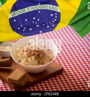 Typisches Essen von Junina Partei mit Flagge von brasilien. Konzept Bild der berühmten brasilianischen kulturellen Partei. Stockfoto