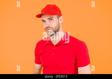 Supermarkt Kassiererin. Kassierer Beruf. Einstellung Geschäft Arbeiter. Hübscher Kerl Kassierer uniform. Restaurant Cafe Mitarbeiter wollte. Mann Lieferservice tragen rote Kappe. Shop Assistant. Essen bestellen Lieferung Mann. Stockfoto