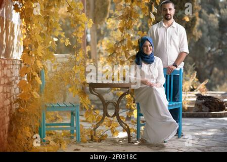 IZMIR, TÜRKEI - Sep 08, 2017: Junge muslimische Braut und Bräutigam Hochzeitsfotos, Outdoor-Freizeitkleidung und fromal Hochzeitskleid und Anzug. Stockfoto