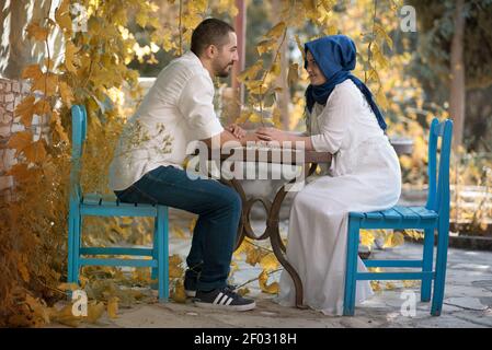 IZMIR, TÜRKEI - Sep 08, 2017: Junge muslimische Braut und Bräutigam Hochzeitsfotos, Outdoor-Freizeitkleidung und fromal Hochzeitskleid und Anzug. Stockfoto