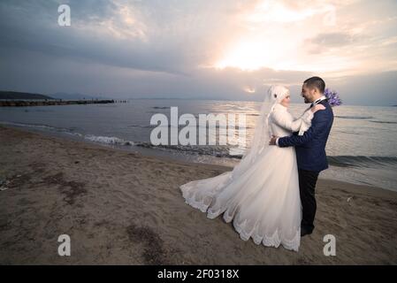 IZMIR, TÜRKEI - Sep 08, 2017: Junge muslimische Braut und Bräutigam Hochzeitsfotos, Outdoor-Freizeitkleidung und fromal Hochzeitskleid und Anzug. Stockfoto