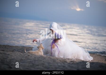 IZMIR, TÜRKEI - Sep 08, 2017: Junge muslimische Braut und Bräutigam Hochzeitsfotos, Outdoor-Freizeitkleidung und fromal Hochzeitskleid und Anzug. Stockfoto