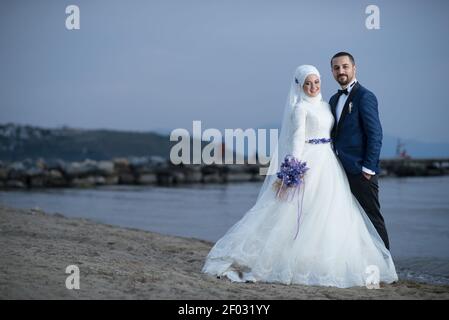 IZMIR, TÜRKEI - Sep 08, 2017: Junge muslimische Braut und Bräutigam Hochzeitsfotos, Outdoor-Freizeitkleidung und fromal Hochzeitskleid und Anzug. Stockfoto