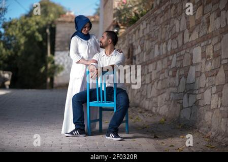 IZMIR, TÜRKEI - Sep 08, 2017: Junge muslimische Braut und Bräutigam Hochzeitsfotos, Outdoor-Freizeitkleidung und fromal Hochzeitskleid und Anzug. Stockfoto