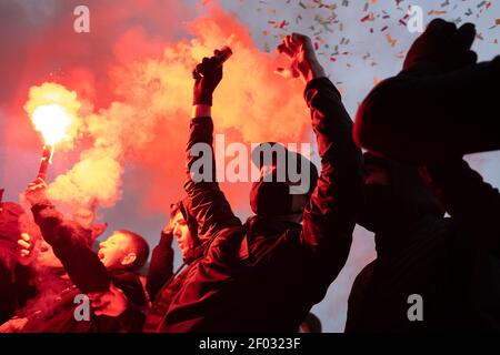 Glasgow, Schottland, am 6. März 2021. Fans der Rangers Football Club trotzen Covid-19 Coronavirus Pandemie Sperrregeln vor Ibrox Stadium zu sammeln, um das Team bevorstehende Liga-Sieg zu feiern, und deutlich trotzen Erzrivalen, Celtic FC, die Chance, den Titel zu gewinnen 10 mal in Folge. Foto: Jeremy Sutton-Hibbert/Alamy Live News. Stockfoto