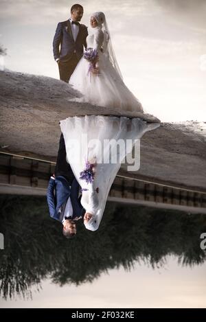 IZMIR, TÜRKEI - Sep 08, 2017: Junge muslimische Braut und Bräutigam Hochzeitsfotos, Outdoor-Freizeitkleidung und fromal Hochzeitskleid und Anzug. Stockfoto