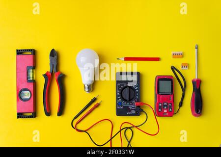 Nahaufnahme von elektrischen Arbeitswerkzeugen und Komponenten. Professionelle Elektriker-Set Stockfoto