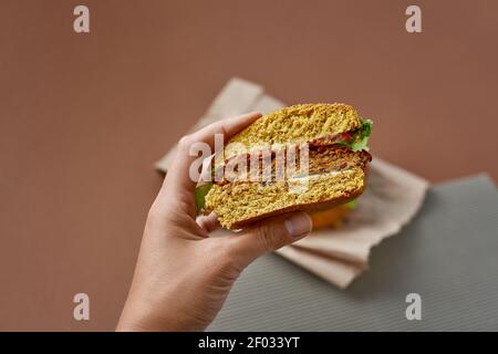 Veganer Ceviche Burger mit Gemüse auf der Papiertüte Stockfoto