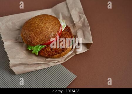 Veganer Ceviche Burger mit Gemüse auf der Papiertüte Stockfoto