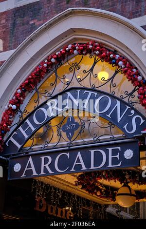 LEEDS, GROSSBRITANNIEN - 04. Jan 2020: Leeds Thorntons Arcade Beschilderung über dem Haupteingang der Arkade Stockfoto