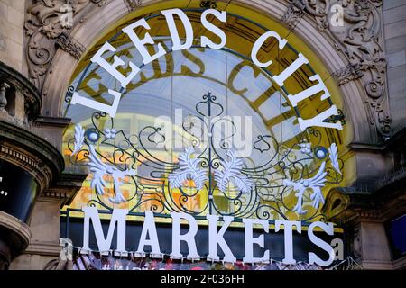 LEEDS, GROSSBRITANNIEN - Jan 04, 2020: Landschaft Leeds Stadtzentrum Kirkgate Market Eingang Beschilderung über Haupteingang Stockfoto