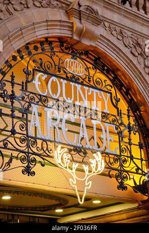 LEEDS, GROSSBRITANNIEN - 04. Jan 2020: Leeds Victoria Country Arcade Schild über Haupteingang Stockfoto