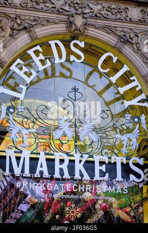 LEEDS, VEREINIGTES KÖNIGREICH - Jan 04, 2020: Portrait Leeds City Centre Kirkgate Market Entrance Signage ober main door Stockfoto