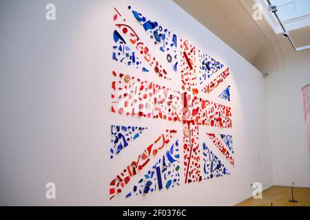 LEEDS, GROSSBRITANNIEN - 04. Jan 2020: Union Jack Flag Kunstwerk im Inneren der Leeds Art Gallery aus recyceltem Müll 1 Stockfoto