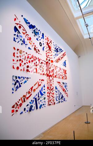 LEEDS, GROSSBRITANNIEN - 04. Jan 2020: Union Jack Flag Kunstwerk im Inneren der Leeds Art Gallery aus recyceltem Müll 3 Stockfoto