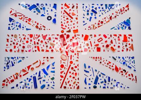 LEEDS, GROSSBRITANNIEN - 04. Jan 2020: Union Jack Flag Kunstwerk im Inneren der Leeds Art Gallery aus recyceltem Müll 2 Stockfoto