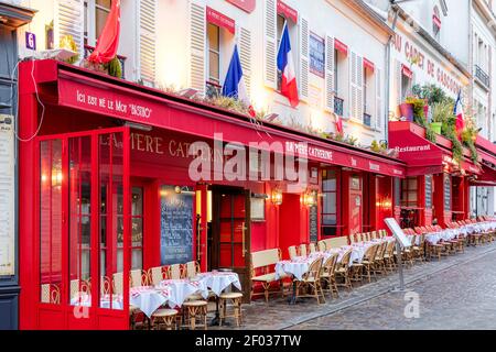 Abend in den Restaurants La Mere Catherine und Au Cadet de Gascogne am Place du Tertre, Montmartre, Paris, Frankreich Stockfoto