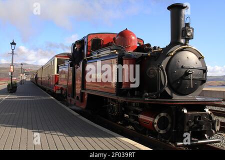 Der rote Schmalspurdampfzug fährt auf der Blaenau ffestiniog Railway, North wales, zur Porthmadog Station Stockfoto