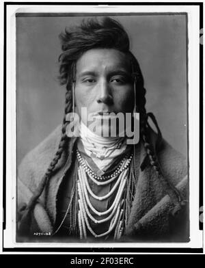 Indianische Kopf-und-Schultern-Porträt von Crow man Stockfoto