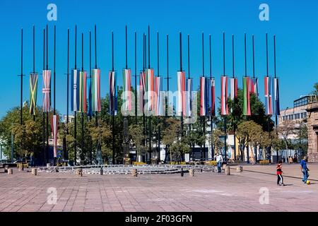 Flaggen vor dem Kulturinstitut Museo Cabañas, Guadalajara, Jalisco, Mexiko Stockfoto