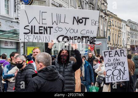 Cork, Irland. März 2021, 6th. Rund 700 Menschen nahmen an einer Anti-Lockdown-Kundgebung Teil, die heute im Stadtzentrum von Cork stattfand. Gardai waren für alle Probleme mit Offizieren im Stadtzentrum von 10,30am vorbereitet. Quelle: AG News/Alamy Live News Stockfoto